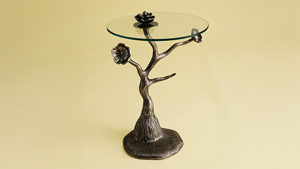 Glass table with flower details